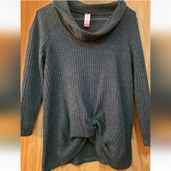 Very petty, dark green, long sleeve, sweater with key hole back. Size small. - Picture 2 of 6